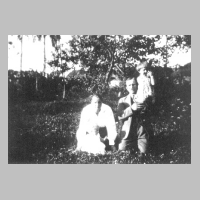 086-0128 Perkuiken 1931 - Hermann und Elisabeth Moench mit ihren Kindern Rosalinde und Christa.JPG